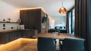 Studio Suite | Living area | Flat-screen TV