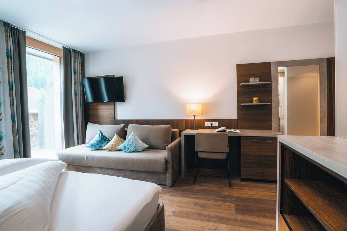 Quarto casal superior | Roupas de cama premium, cofres nos quartos, quartos à prova de som