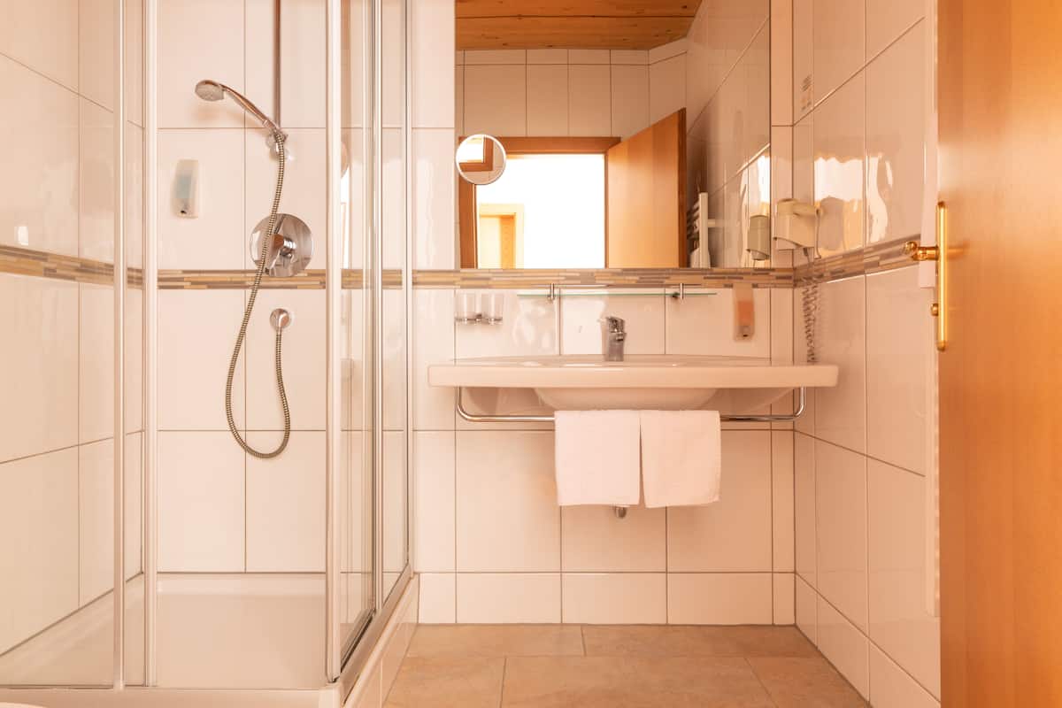 standard double room | bathroom | free toiletries, hair dryer, bathrobes, slippers