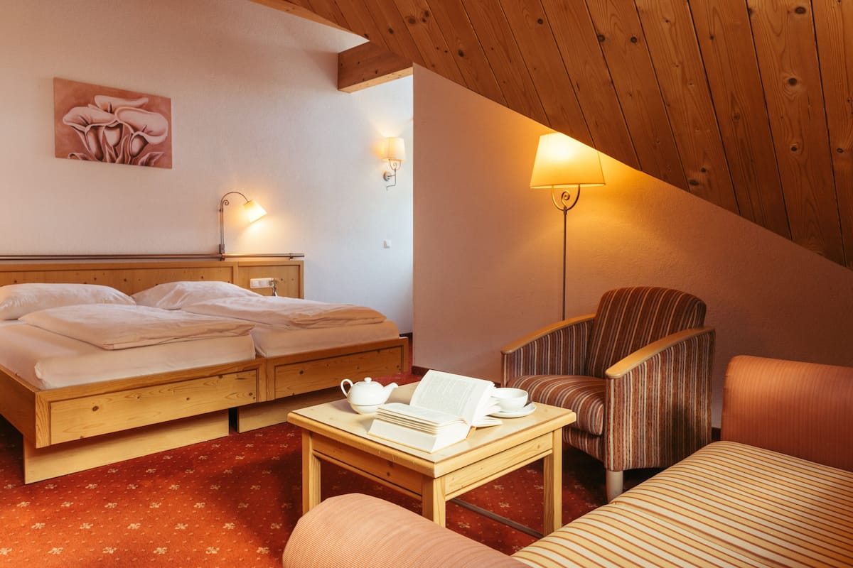 Comfort tweepersoonskamer | Luxe beddengoed, een kluis op de kamer, een bureau, geluiddichte muren