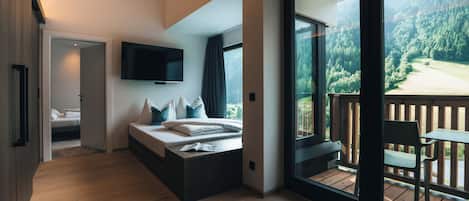 Studio Suite | Living area | Flat-screen TV