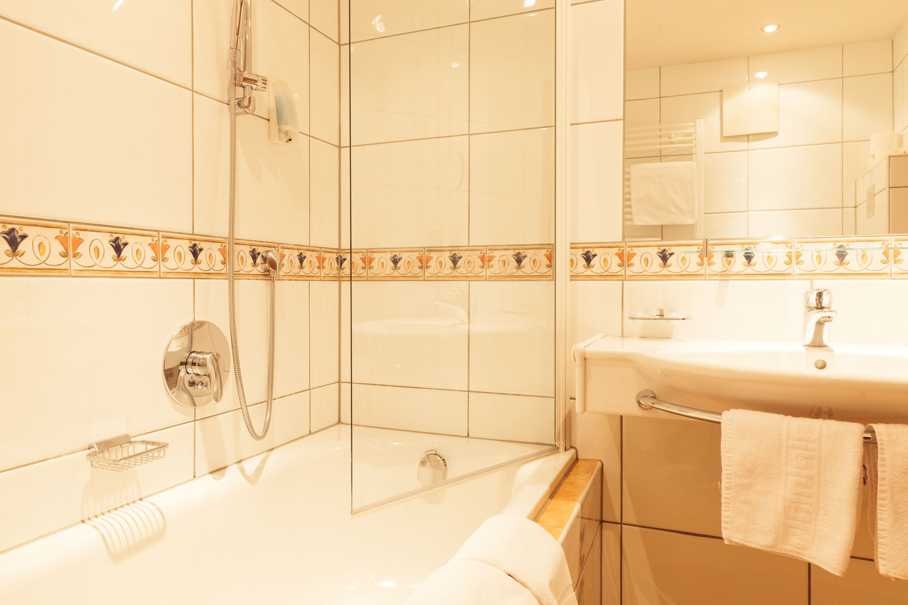 standard double room | bathroom | free toiletries, hair dryer, bathrobes, slippers
