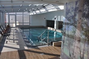 Indoor pool, sun loungers