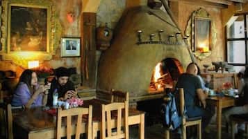 供應早餐、午餐和晚餐,義大利料理