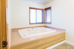 Cottage Suite 2 Queens & Full Kitchen | Bathroom | Shower, free toiletries, hair dryer, towels - Westcliff Lodge (Hood River)