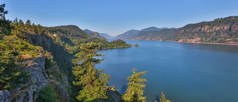 Una vista panorámica de un lago rodeado de montañas y densos bosques.