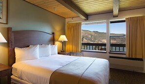 Rom, 1 kingsize-seng, balkong, elveutsikt | Sengetøy av topp kvalitet, senger med overmadrass og blendingsgardiner