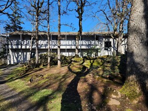A building with a flat roof and a balcony on the second floor. - Westcliff Lodge (Hood River)
