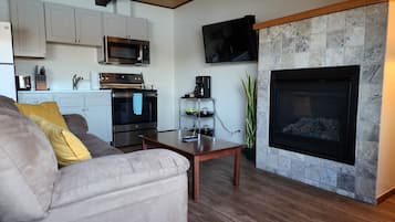 Premium Riverview Kitchenette, Multiple Beds (No Pets) | 客廳 | 45 吋電視連有線電視頻道