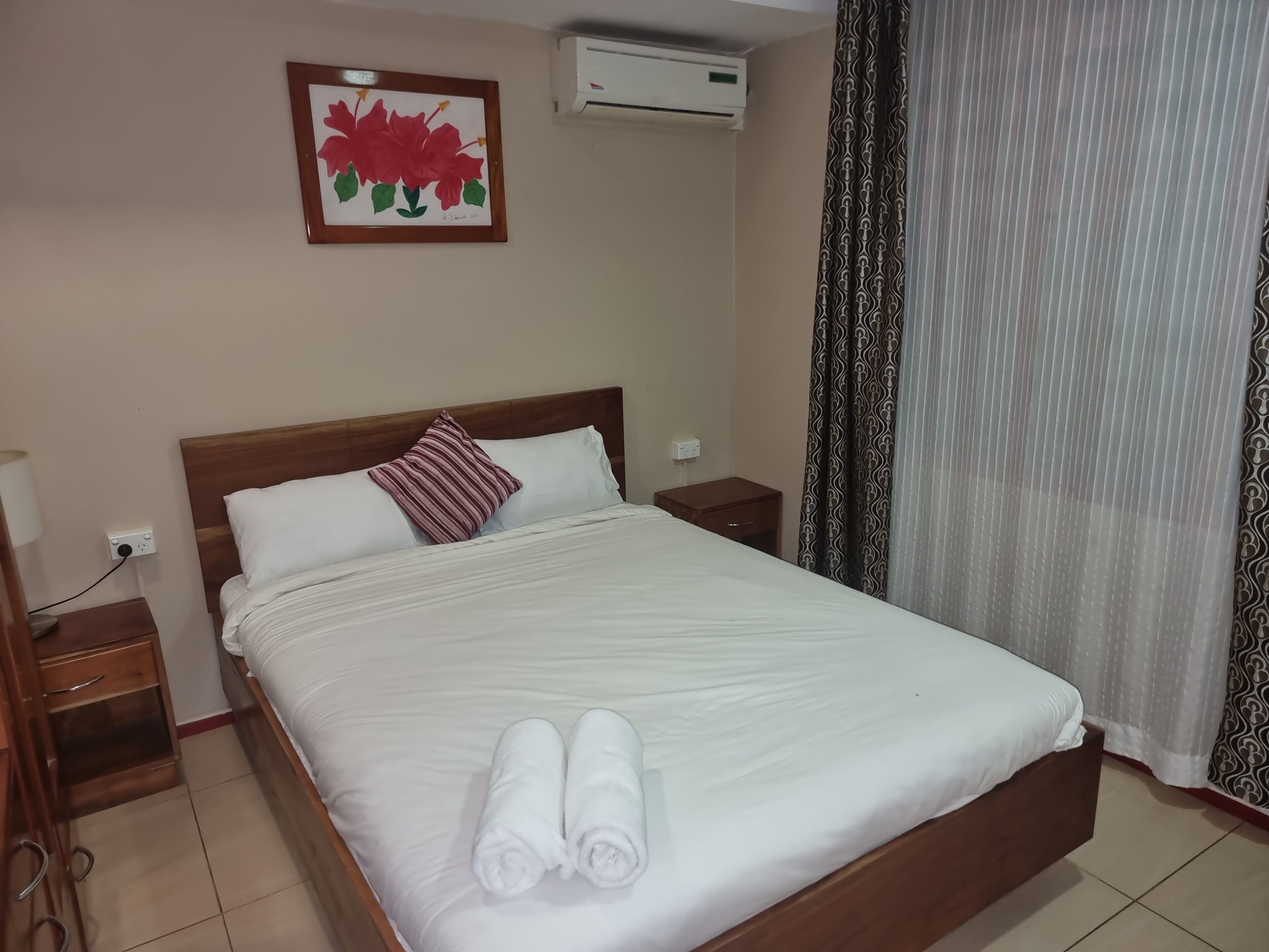 Standard-huoneisto | Ylelliset vuodevaatteet, pillowtop-patjalliset sängyt