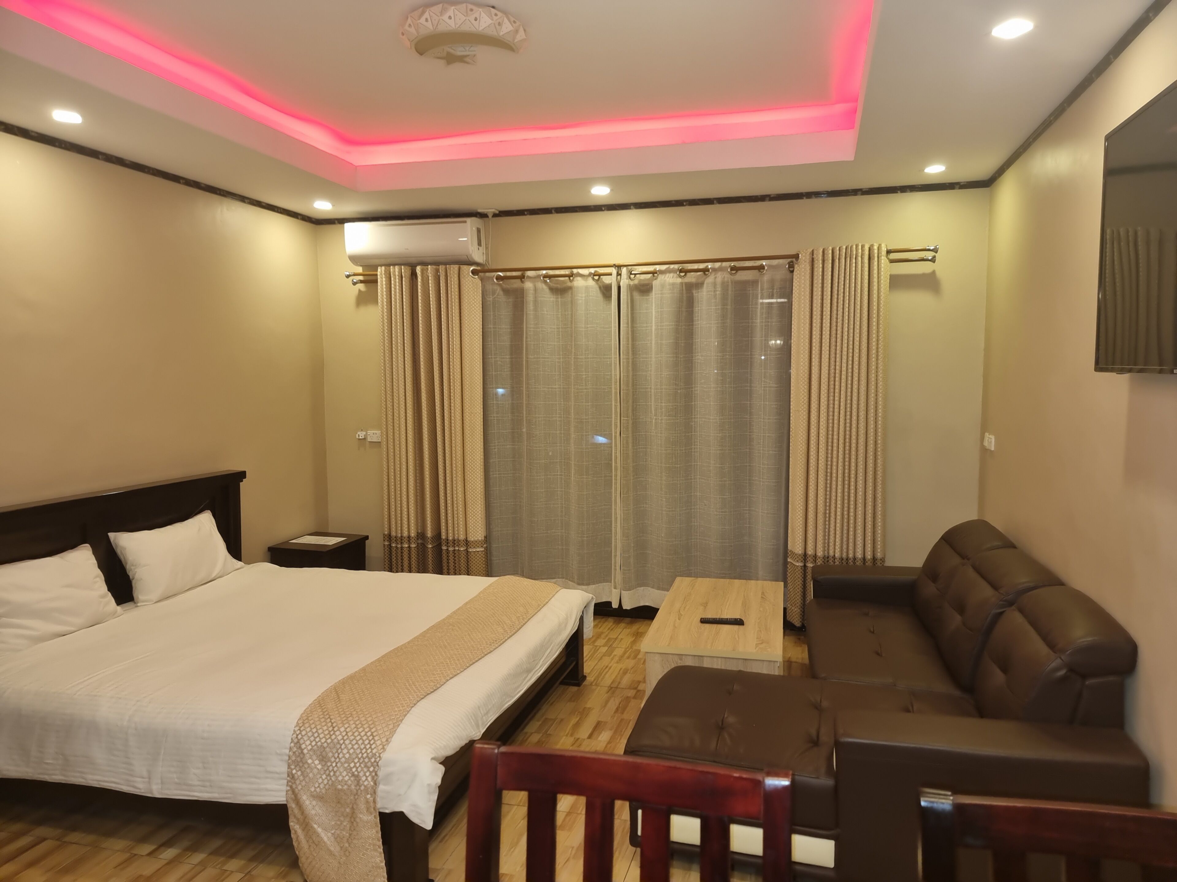 Jääkaappi, mikroaaltouuni, liesi, vedenkeitin