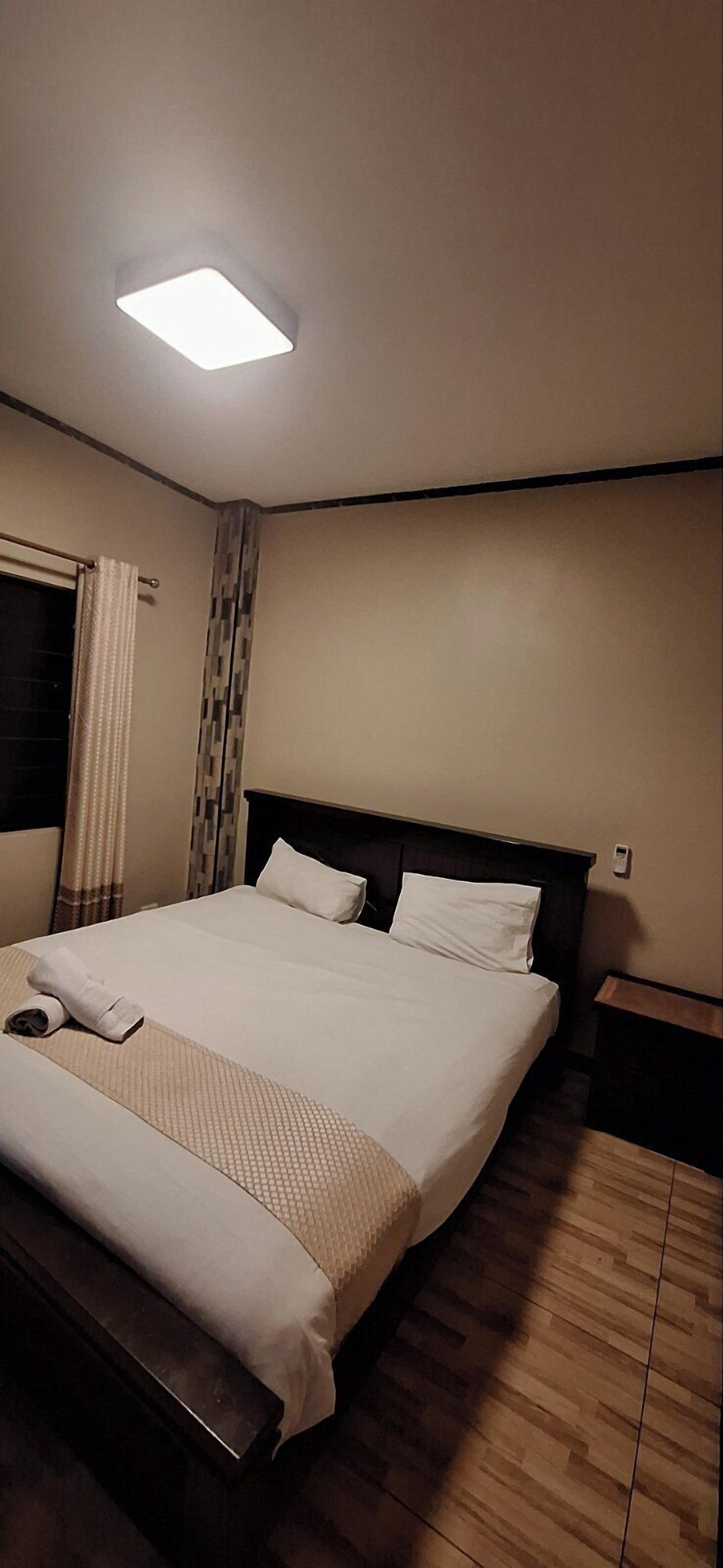 Ylelliset vuodevaatteet, pillowtop-patjalliset sängyt