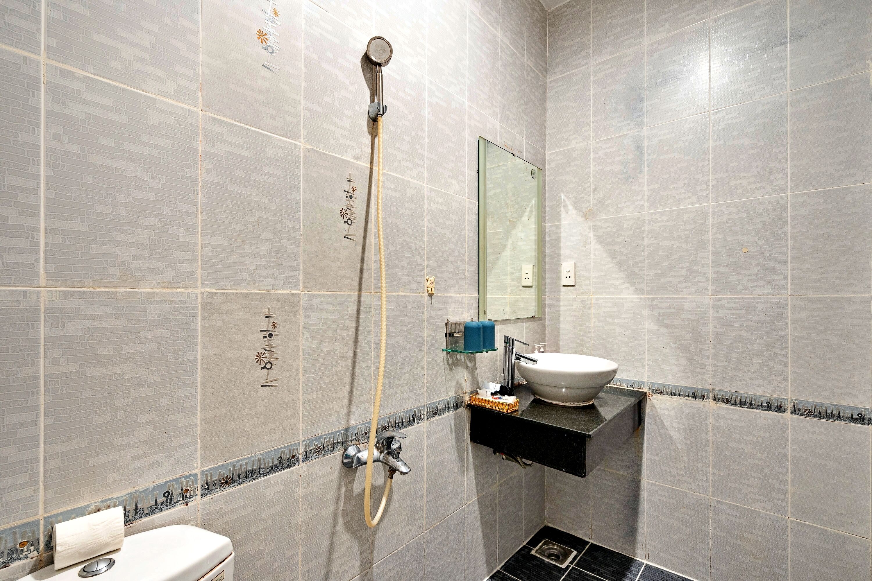 deluxe double room | bathroom | free toiletries, hair dryer, slippers, towels