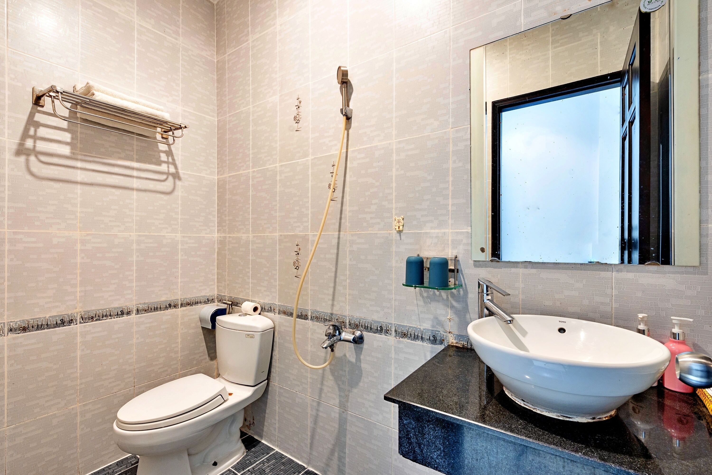 deluxe double room | bathroom | free toiletries, hair dryer, slippers, towels