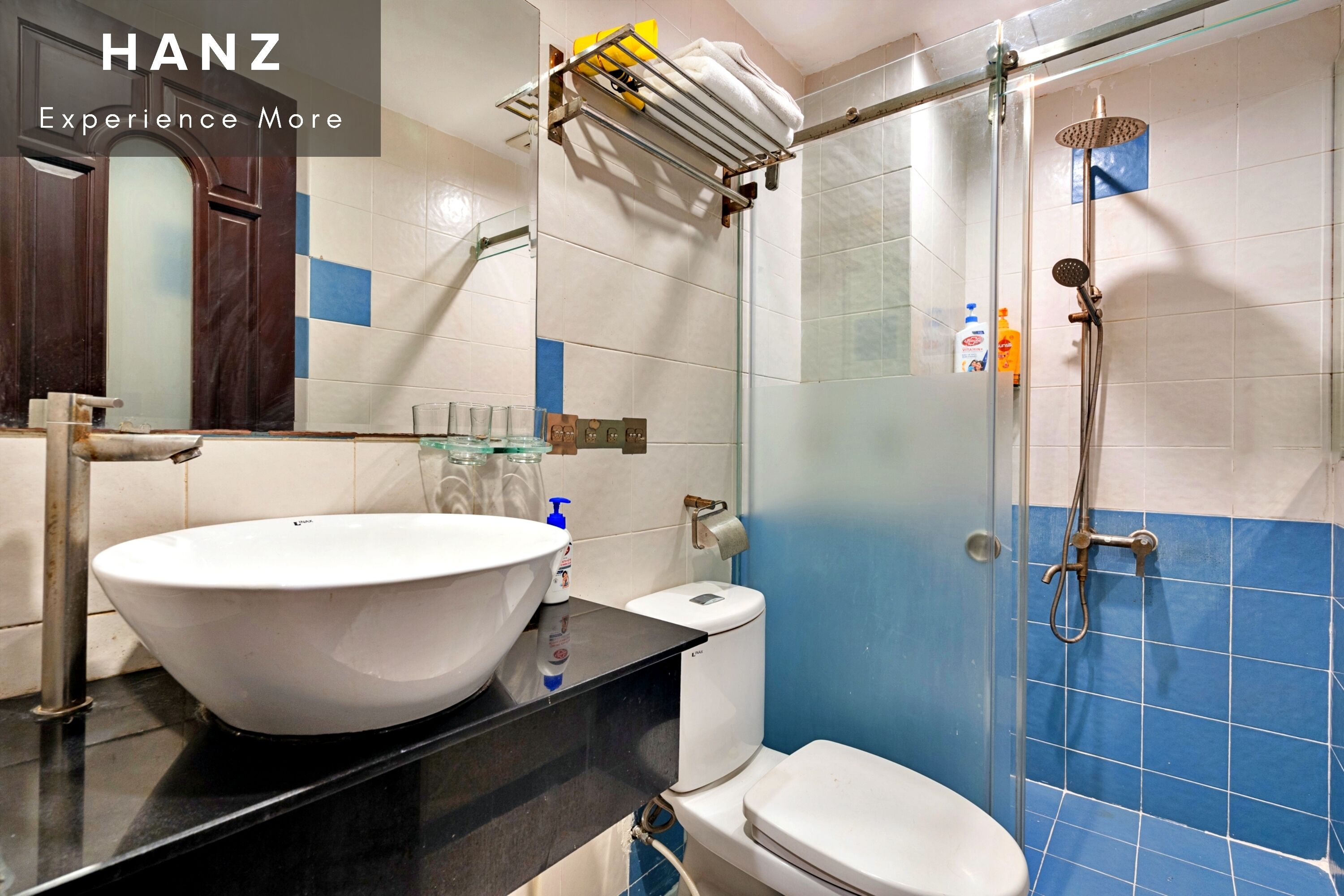 standard double room | bathroom | free toiletries, hair dryer, slippers, towels