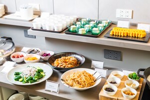 朝食 (ビュッフェ)、毎日提供 (1 名様 1400 JPY)