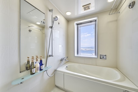 Separate tub and shower, deep soaking tub, free toiletries, hair dryer. HOTEL MYSTAYS Shimizu