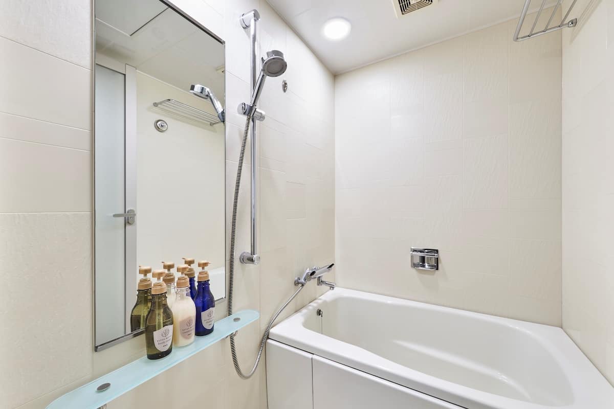 separate bathtub and shower, deep-soaking bathtub, free toiletries