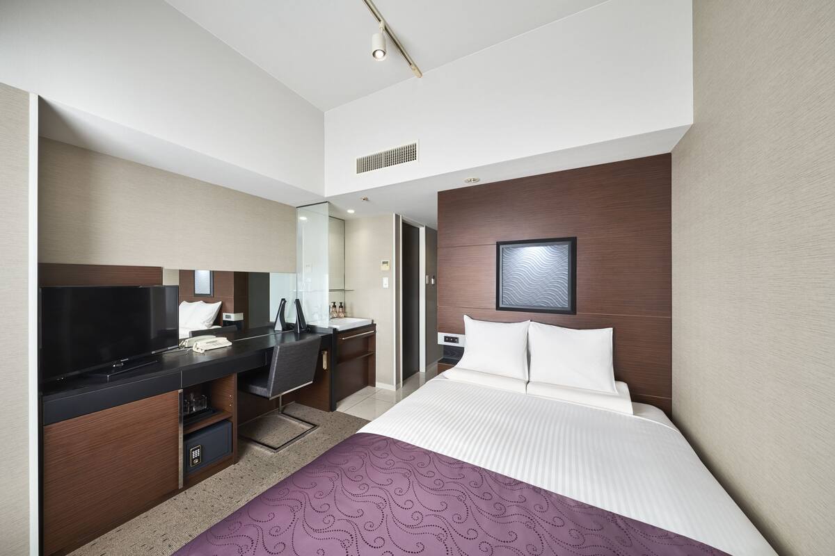 Down comforters, in-room safe, desk, blackout drapes