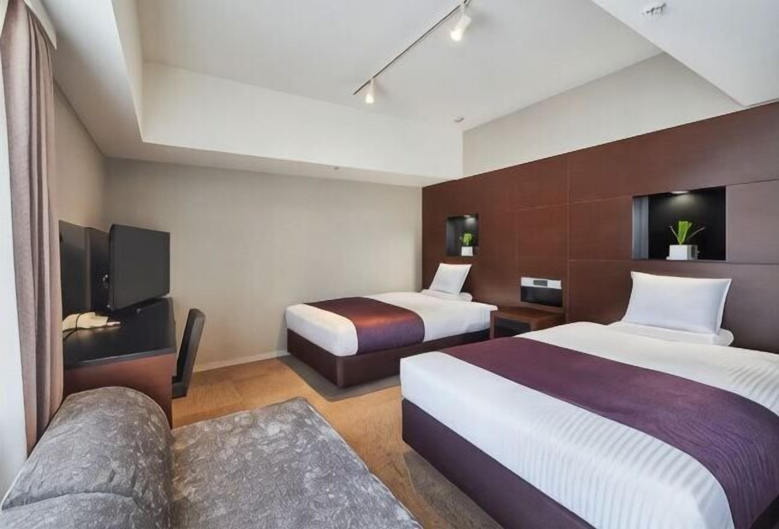 Down comforters, in-room safe, desk, blackout drapes