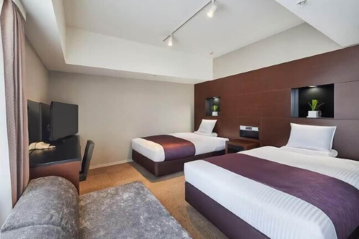 Down comforters, in-room safe, desk, blackout drapes