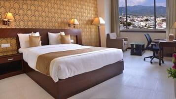 Executive Room | Minibar, in-room safe, desk, blackout curtains