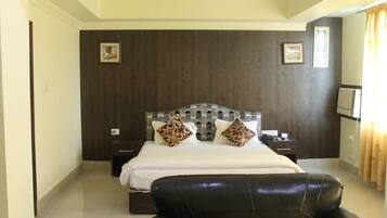 Deluxe Room | Desk, rollaway beds, free WiFi