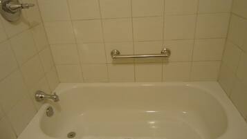 Combined shower/bathtub, free toiletries, hair dryer, towels