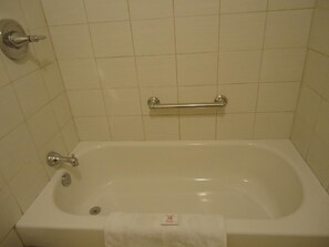 Ensemble douche/baignoire, articles de toilette gratuits, sèche-cheveux