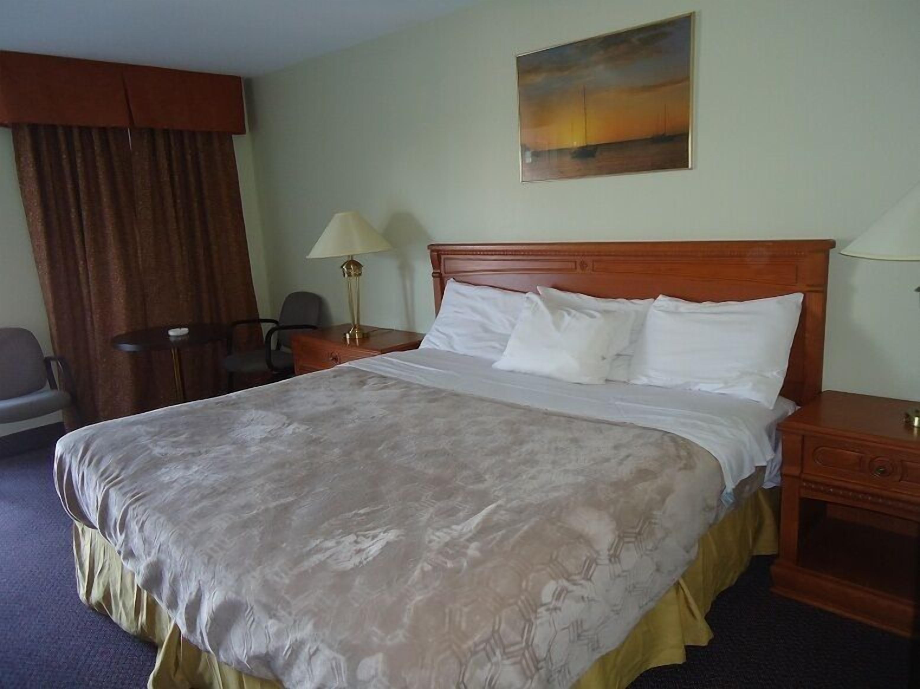 Chambre classique, 1 très grand lit, non-fumeur | Bureau, accès au Wi-Fi (inclus), literie fournie