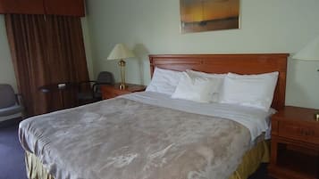 Chambre classique, 1 très grand lit, non-fumeur | Bureau, accès au Wi-Fi (inclus), literie fournie