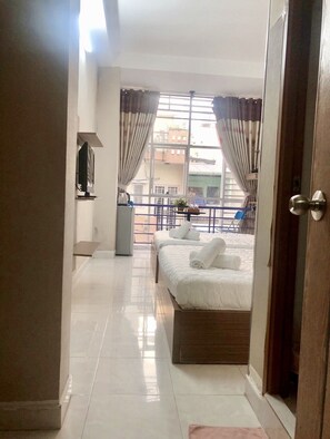 Escritorio, wifi gratis, ropa de cama