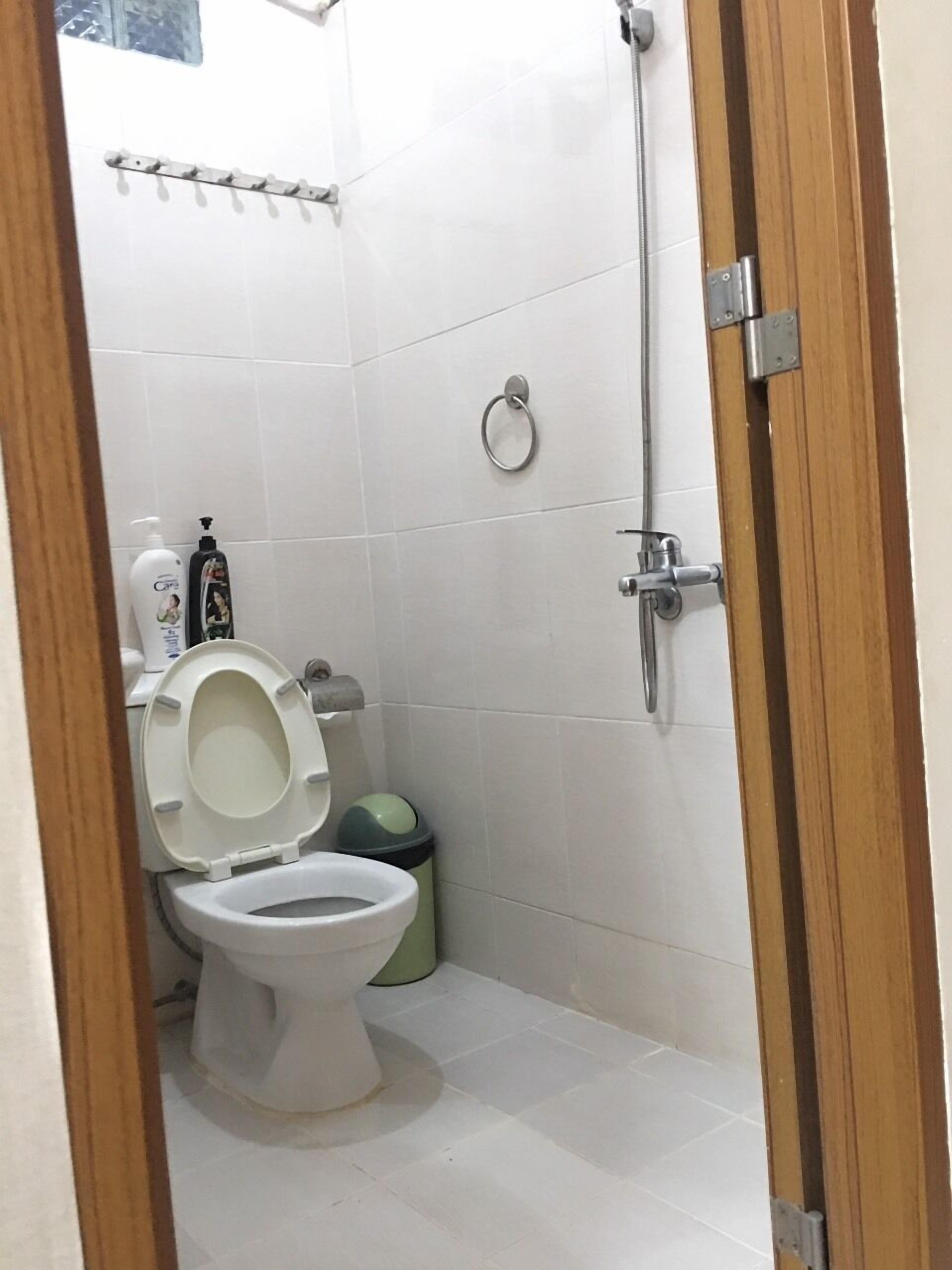 Chambre Triple | Salle de bain | Douche, articles de toilette gratuits, sèche-cheveux, chaussons