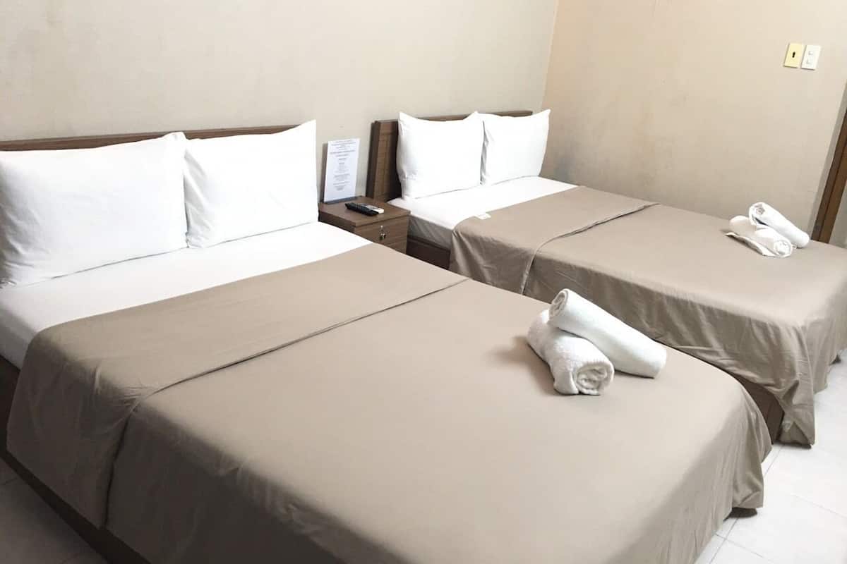 Driepersoonskamer | Een bureau, gratis wifi, beddengoed