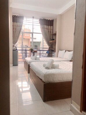 Habitación cuádruple | Escritorio, wifi gratis, ropa de cama