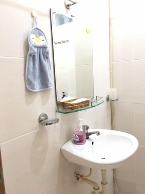 Kamar Double Standar | Meja kerja, Wi-Fi gratis, dan seprai linen