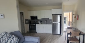 Deluxe Suite, 1 Bedroom | Tilam berlapik, dilengkapkan perabot secara berasingan 