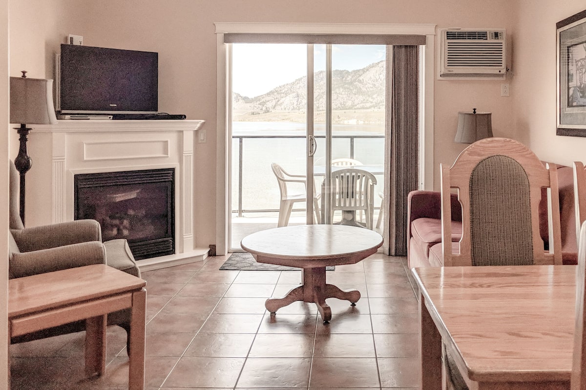 Deluxe Suite, 2 Bedrooms (Waterfront) | Living area