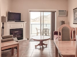 Suíte luxo, 2 quartos (Waterfront) | Área de estar | TV de tela plana 42 polegadas com canais a cabo, TV