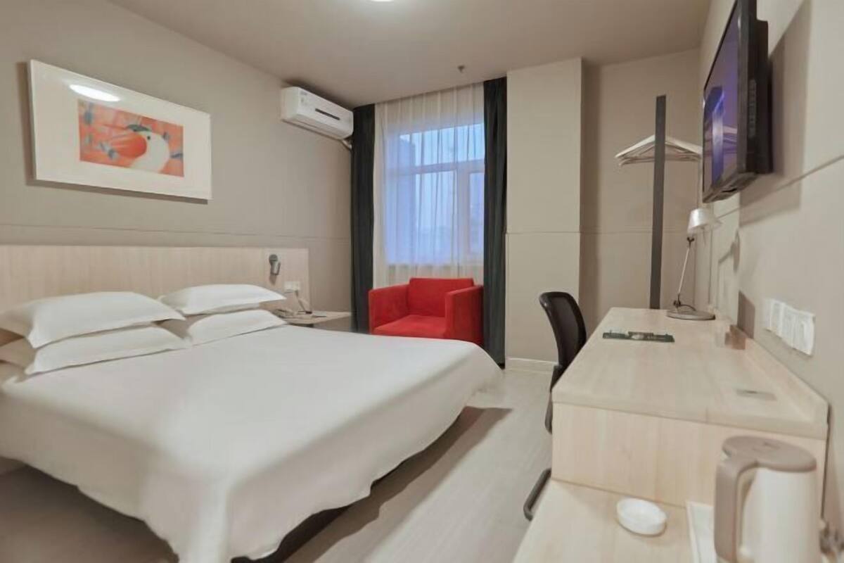 Desk, WiFi, bed sheets