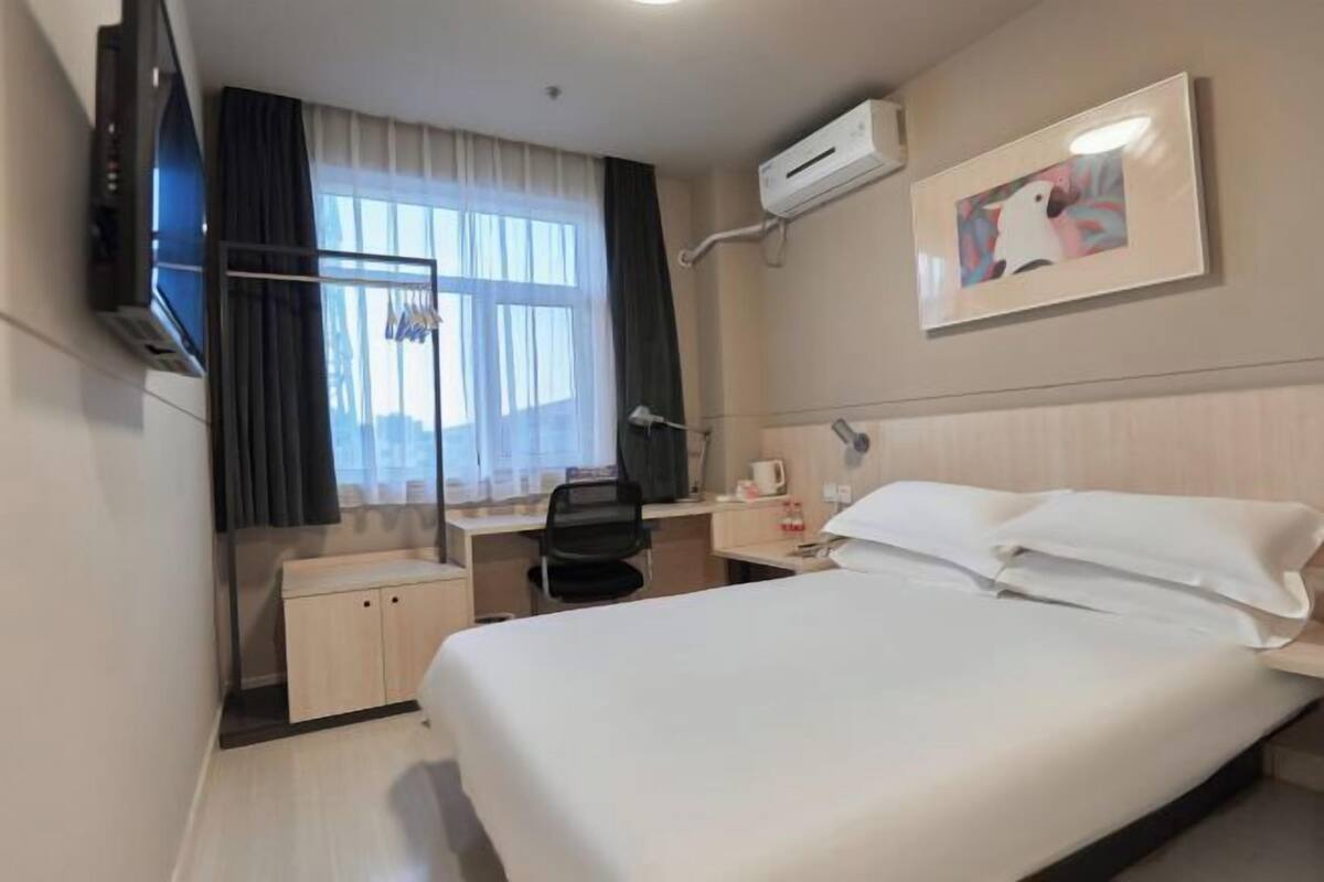 Desk, WiFi, bed sheets
