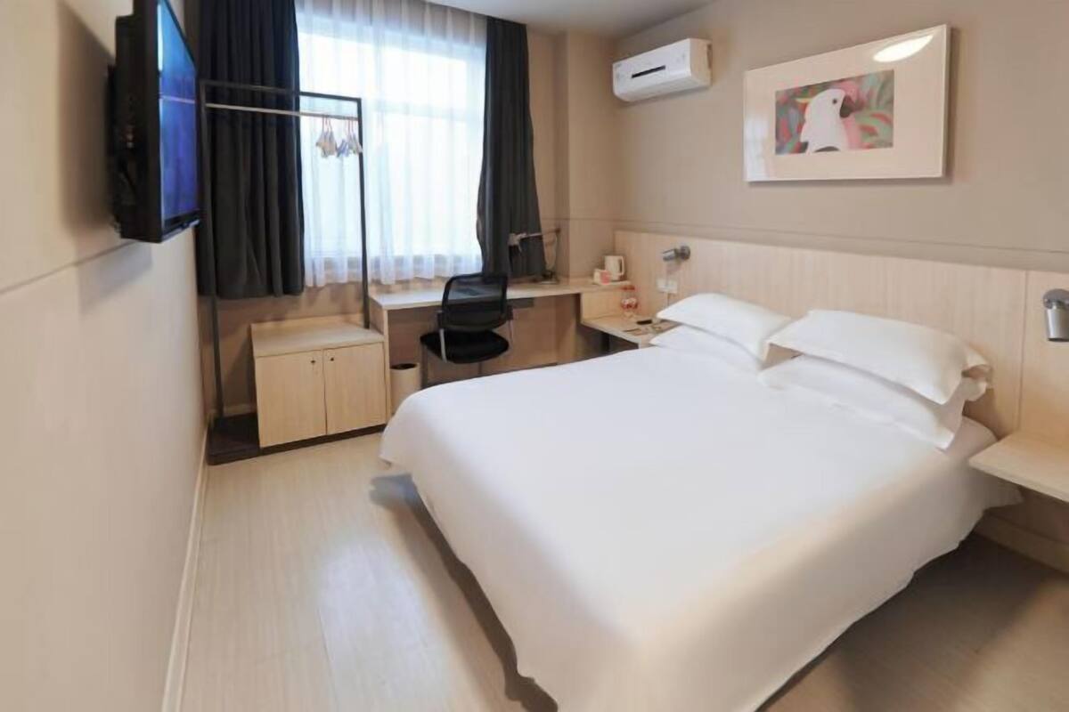Desk, WiFi, bed sheets