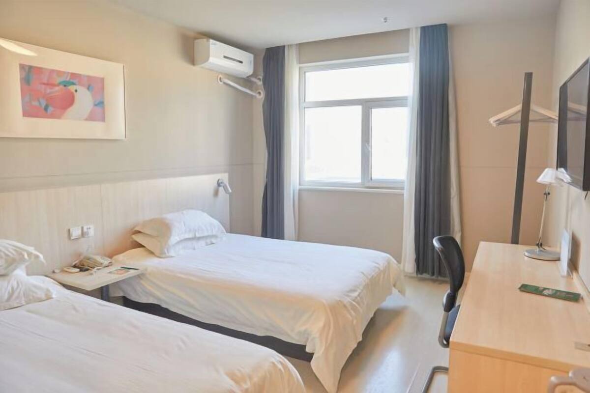 Desk, WiFi, bed sheets