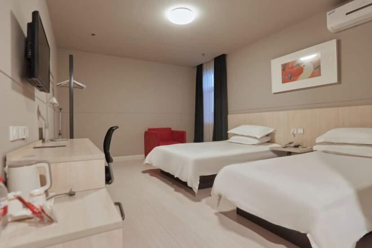 Desk, WiFi, bed sheets