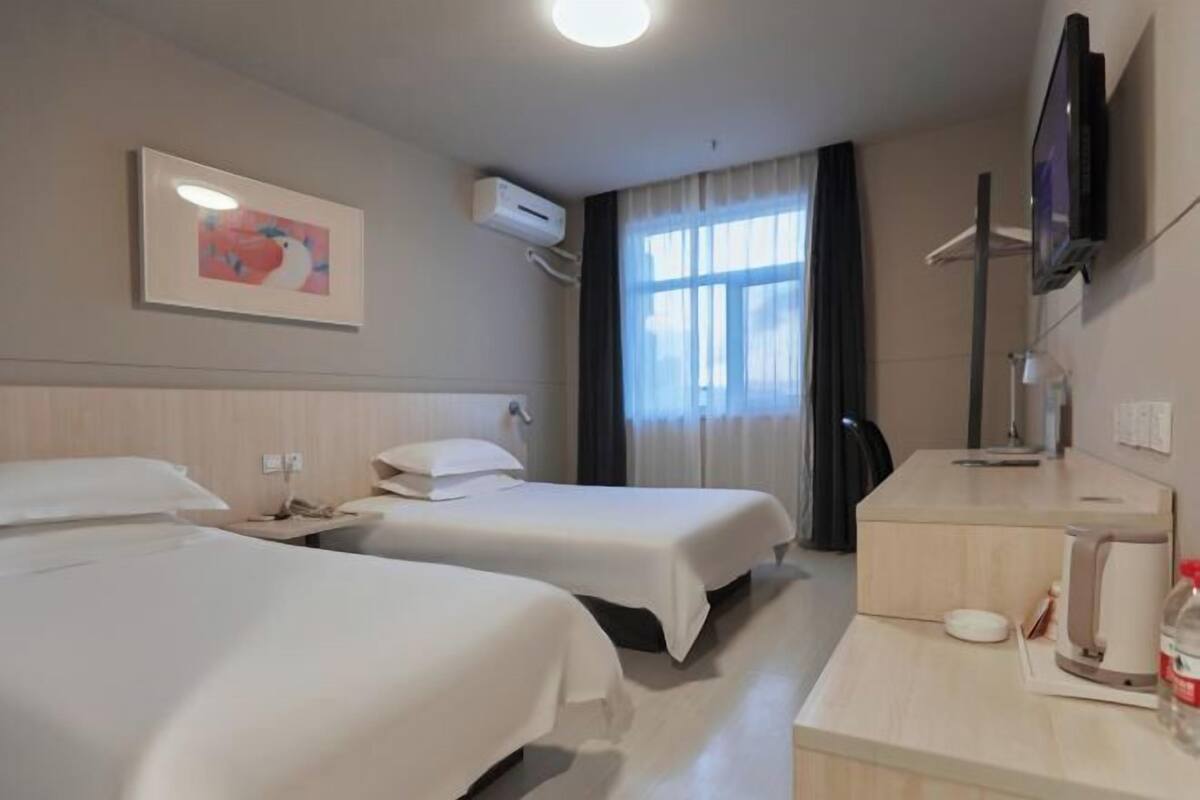 Desk, WiFi, bed sheets