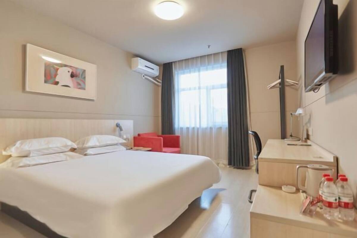 Desk, WiFi, bed sheets