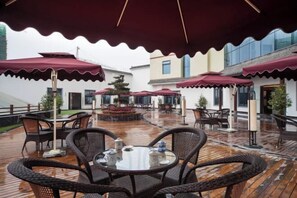Outdoor dining - Xinxing Century Hotel (Qianwei County)