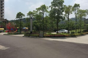 Free self-parking - Xinxing Century Hotel (Qianwei County)