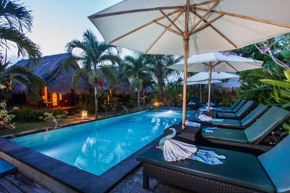 室外游泳池，提供泳池遮陽傘和日光浴躺椅