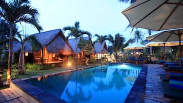 Piscina externa, guarda-sóis, espreguiçadeiras